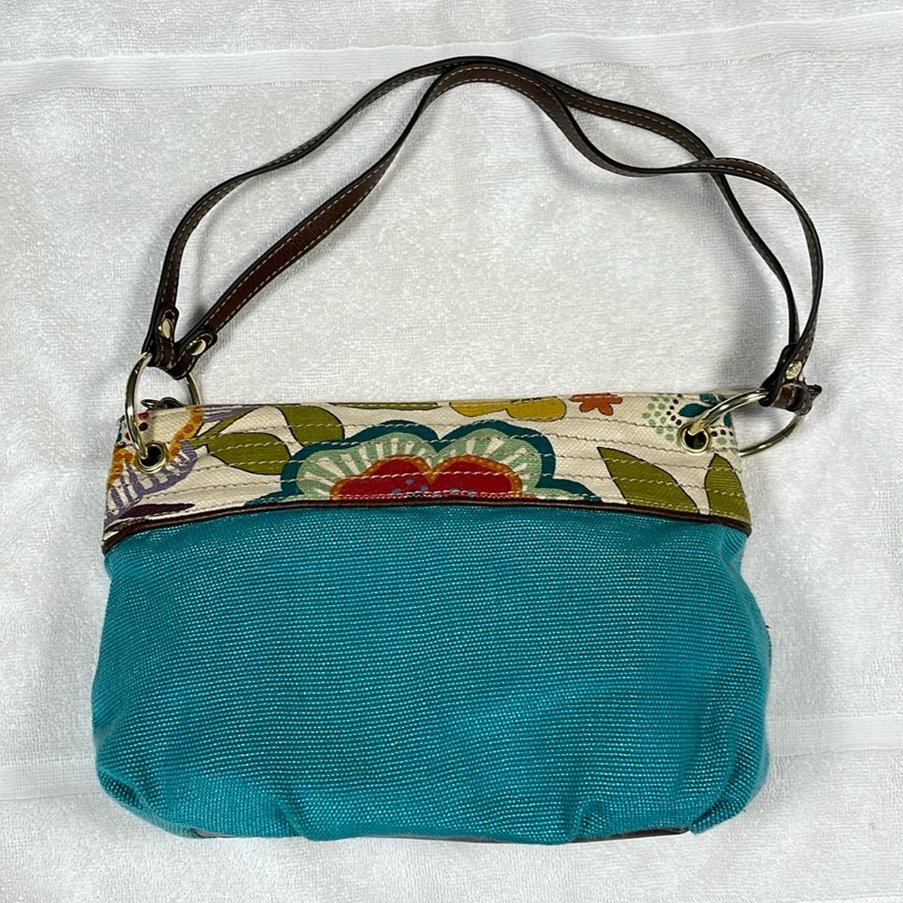 Like-new Relic cloth turquoise purse with flowered & brown accents.